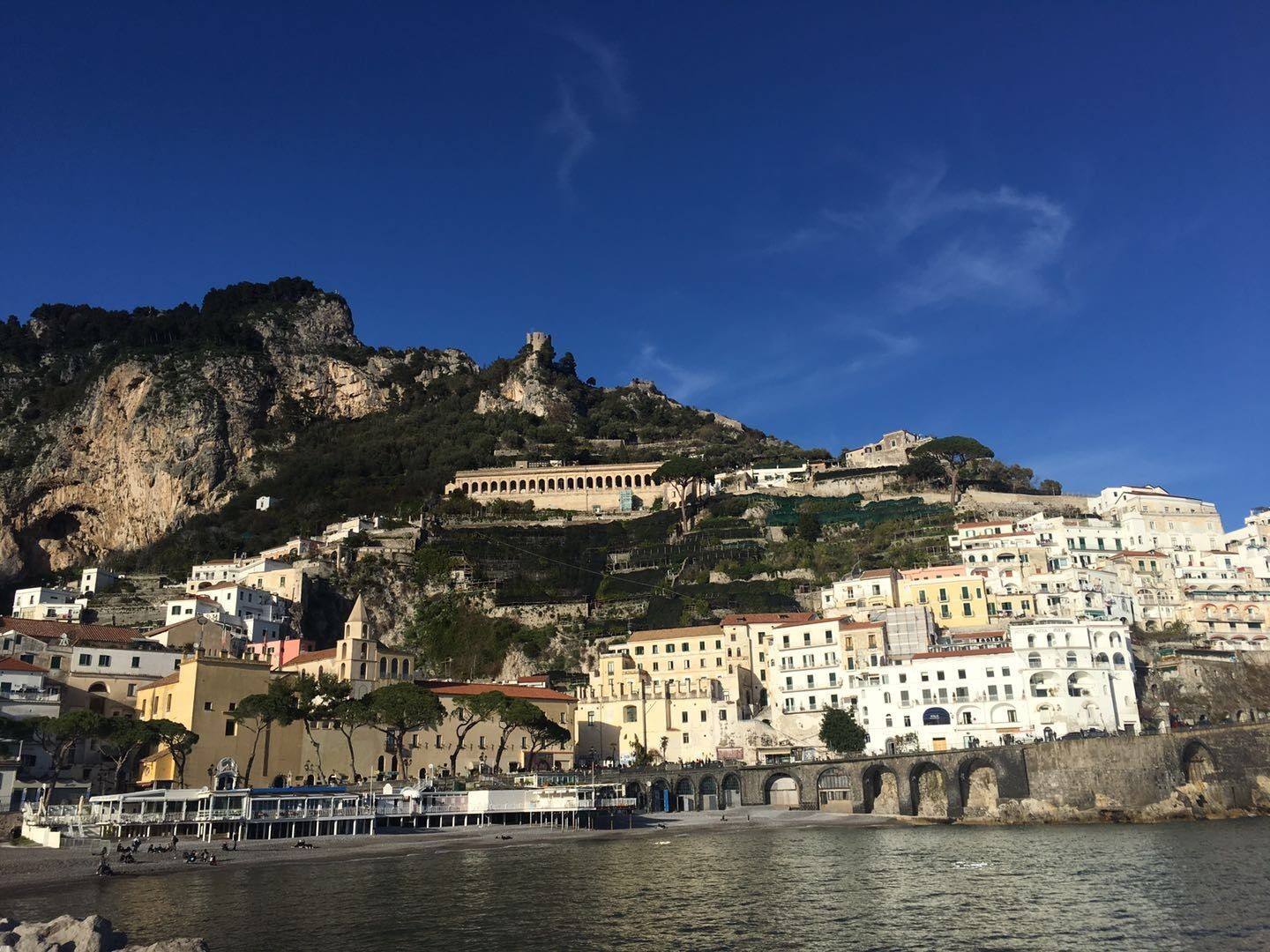 我们从酒店出发进罗马城,导游会在进城收费站缴纳进城费,意大利政府