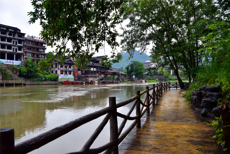 为方便游客行走,清水江沿河观光带修建了沿河栈道.