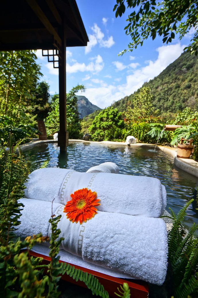 依山势地形而建,距离热海大滚锅仅百米不到,是专供游客体验各色汤池