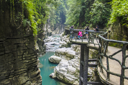 <清江大峡谷-蝴蝶岩-黄鹤峰林-土司城-女儿城-石门河双动4日游>登黄鹤之巅游清江大峡谷登临蝴蝶岩观绝景当地参团贴心接送看土家幺妹歌舞表演 <清江大峡谷-蝴蝶岩-黄鹤峰林-土司城-女儿城-石门河双动4日游>登黄鹤之巅游清江大峡谷登临蝴蝶岩观绝景当地参团贴心接送看土家幺妹歌舞表演