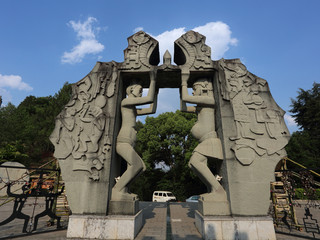 首頁 國內旅遊 西南旅遊 雲南旅遊 昆明旅遊 墨江北迴歸線公園在園中