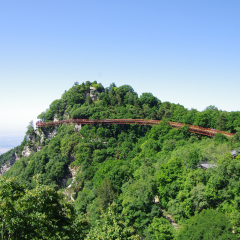 Shao hua mountain, located in the weinan city, near xi 'an, shaanxi province, is a mountain that is comparable to huashan, one of the main peaks of qinling.