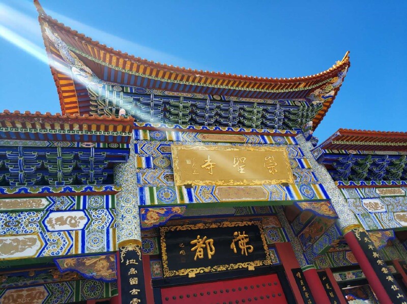 必定要参观的是中国佛家寺庙的首都---天龙寺,崇圣寺三塔,据说大理国