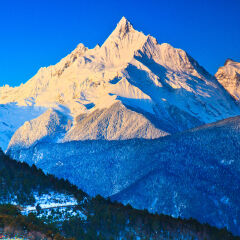 Sunrise over Mianzimu Peak
