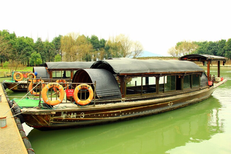 鉴湖位于浙江绍兴市南,面积3平方公里.鉴湖水质极佳,驰