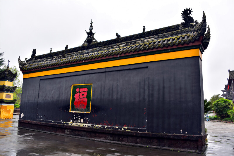 在宝光寺中轴线上,福字照壁,山门殿,天王殿