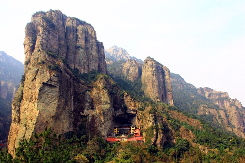 站在伏虎峰看北斗洞全景,这是雁荡山的一个经典画面.