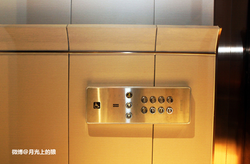 在电梯间设计师更是考虑到了残疾人使用电梯