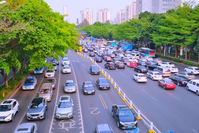 车如流水的深南大道,南头古城就位于旁边