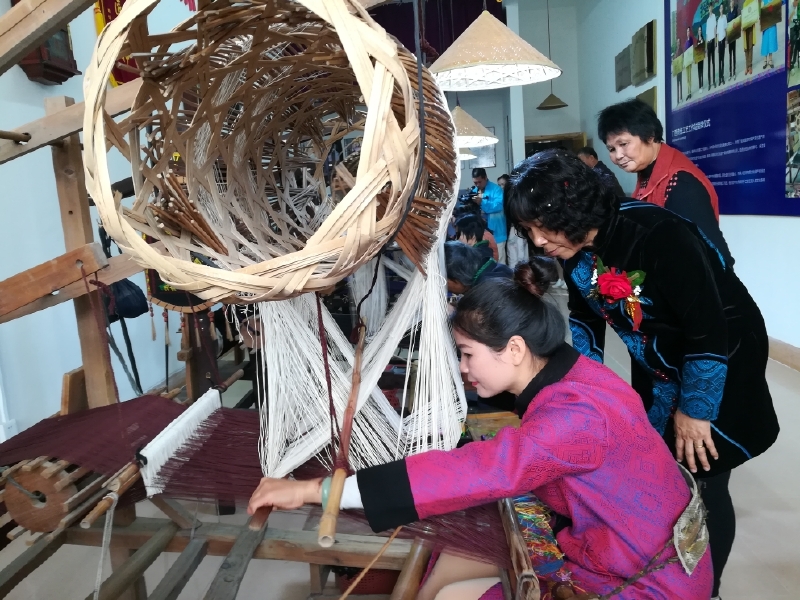 竹笼机是这样织壮锦的