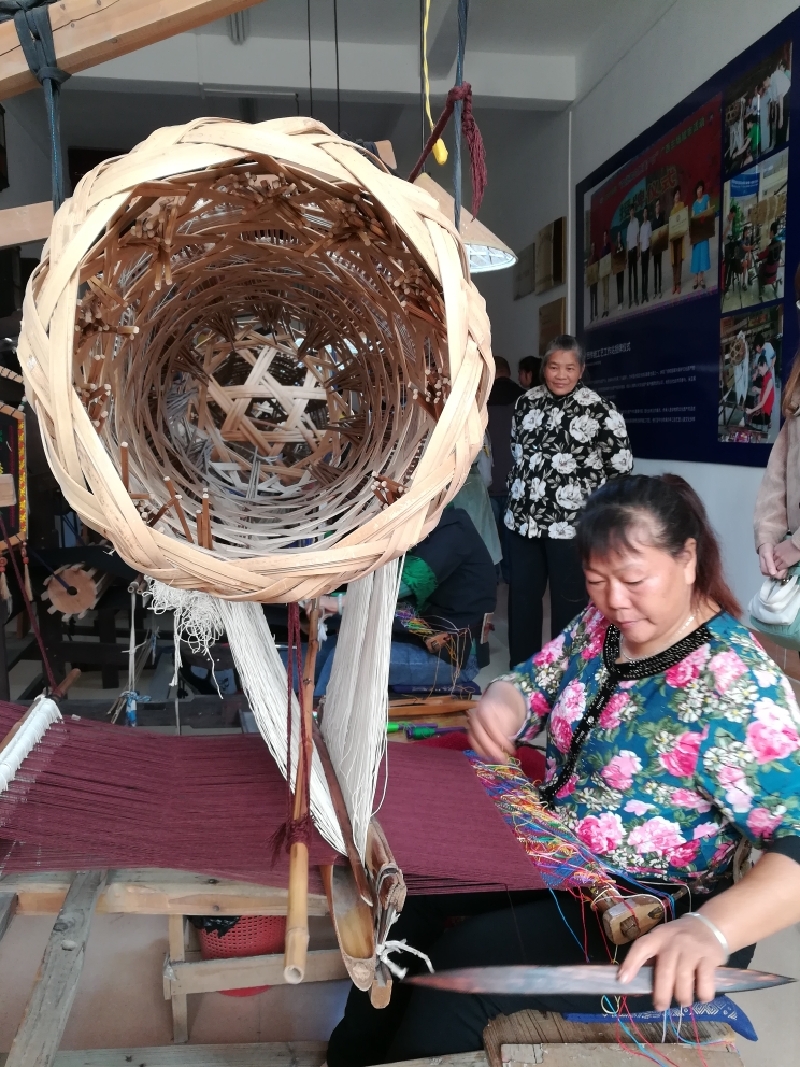 竹笼机是这样织壮锦的