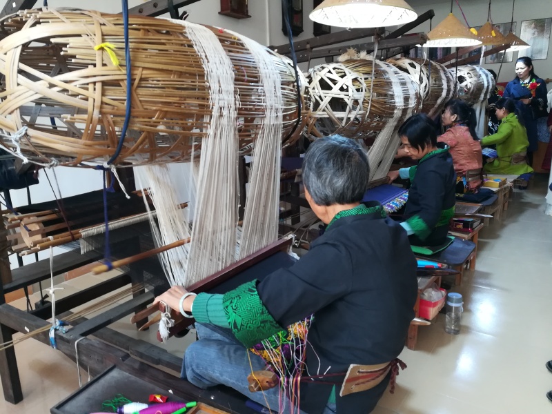 竹笼机是这样织壮锦的