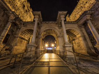 安塔利亚哈德良门