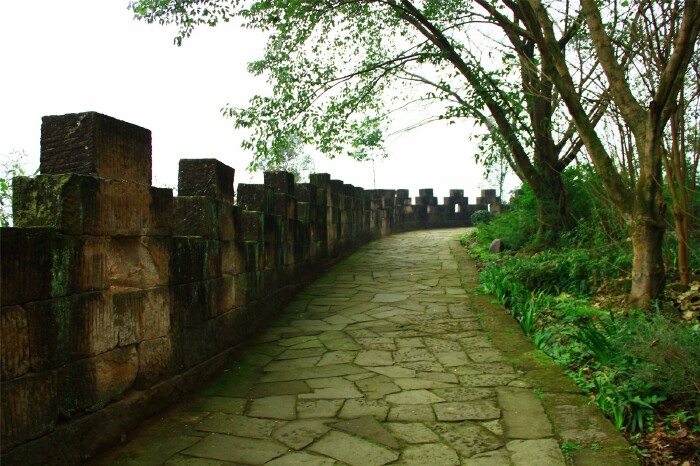 古军营山庄前,现在仍然保留有宽阔的跑马道,这是钓鱼城军民修筑的贯穿