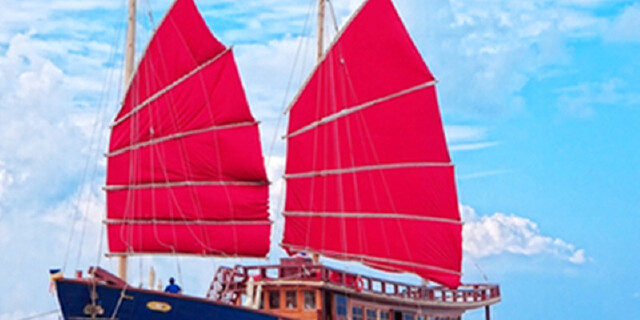 【苏梅岛】红男爵号复古红帆船 一日游 出海日落之旅 天后挚爱，浪漫唯美的复古红帆船 红木帆船提供欢饮茶，开胃菜，丰富的自助餐，新鲜的水果，各类小吃饮料