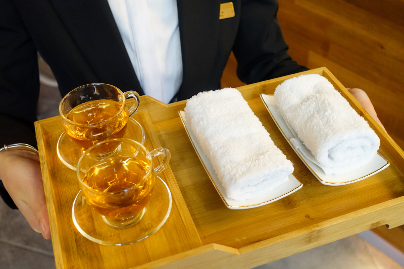 办理入住时让我惊喜的是,酒店工作人员会递上热毛巾和热茶,使身处桂林