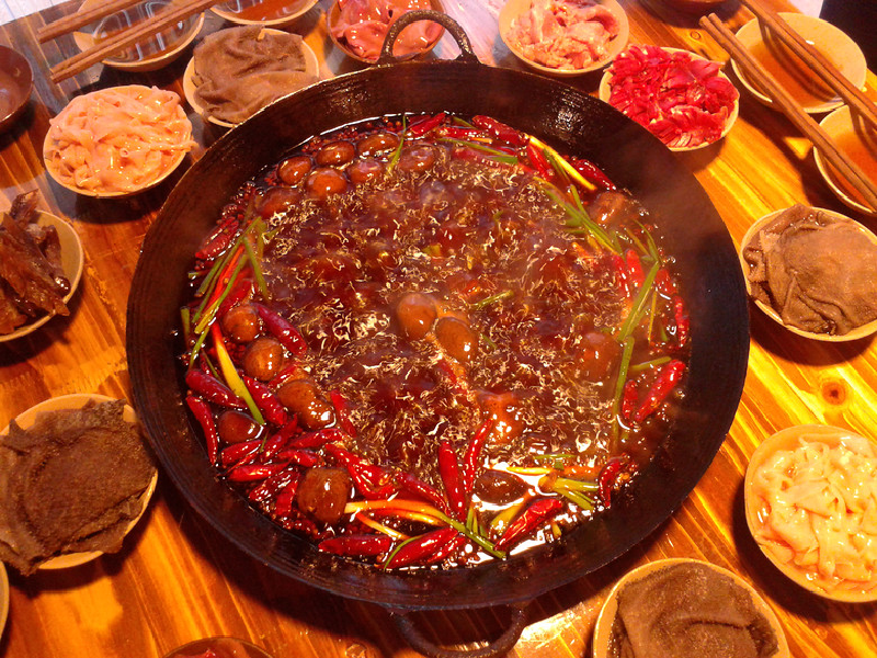 莽子火锅强推它家的麻辣牛肉老油,老铁锅,土碗都特别有feel乡土情怀