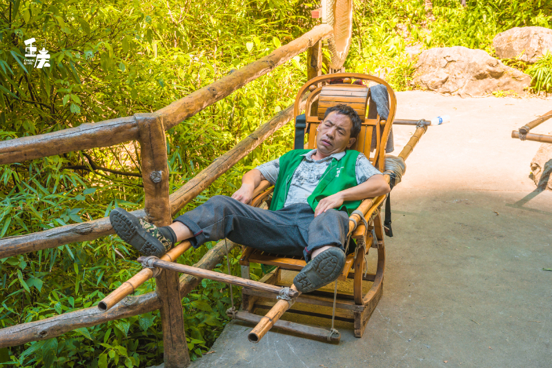 这种椅子其实是西南各地山区特有的一种供人乘坐的传统交通工具—滑竿