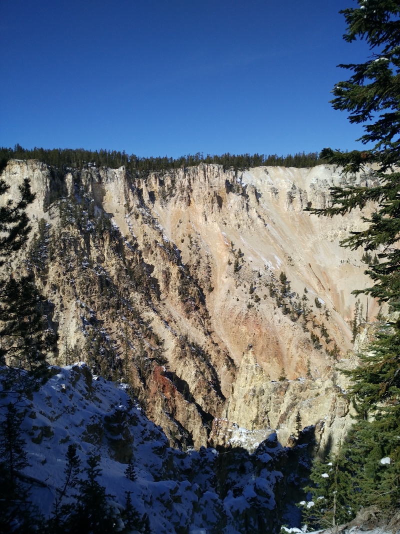 黄石大峡谷 是由黄石河冲蚀被地热腐蚀的火山岩形成