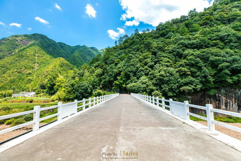 遂昌的山水灵秀多姿,即使是公路两侧都是动人的风景.