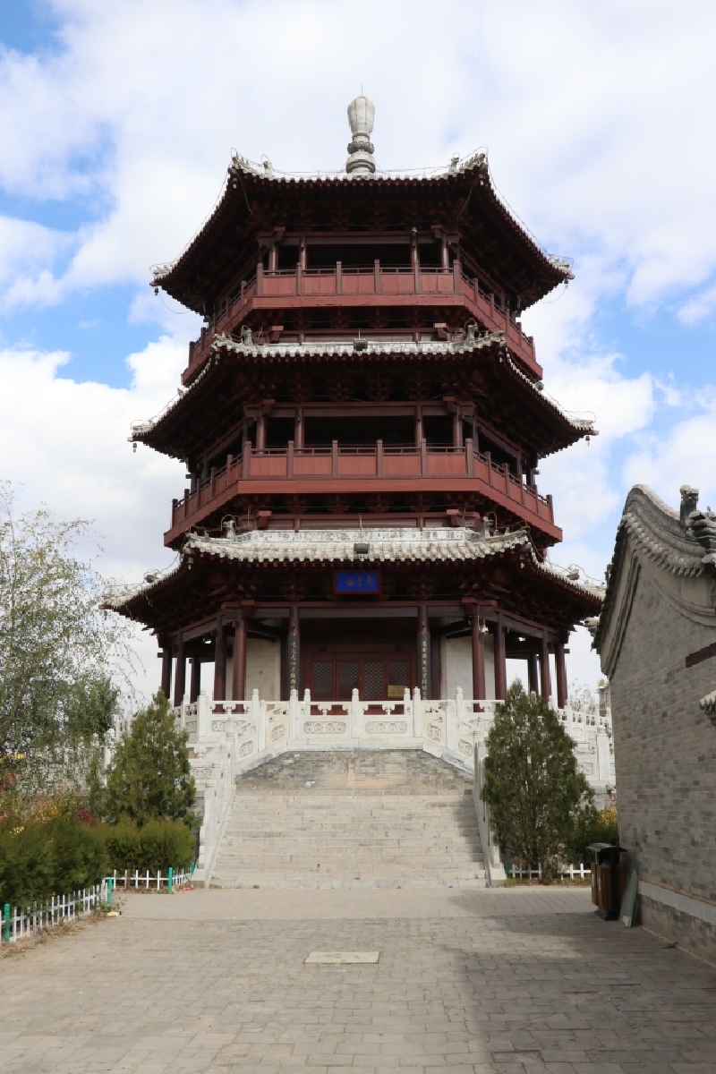 在园子的西面有一座凉亭,于魁星楼遥相呼应,形成了花园整体的协调