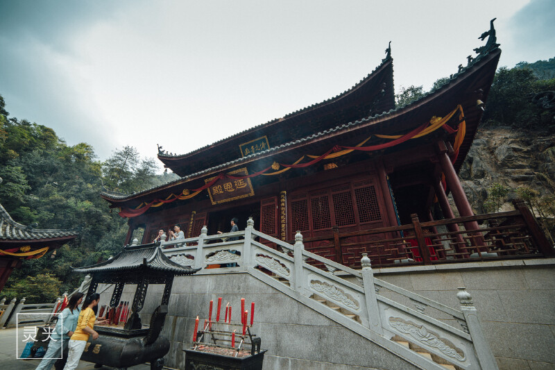 千佛山景区的未来寺,占地约一平方公里.