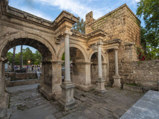 安塔利亚哈德良门