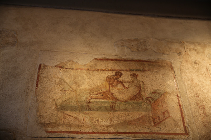 每间客房门口都绘有不同内容的性爱壁画,室内墙上到处是顾客留下的