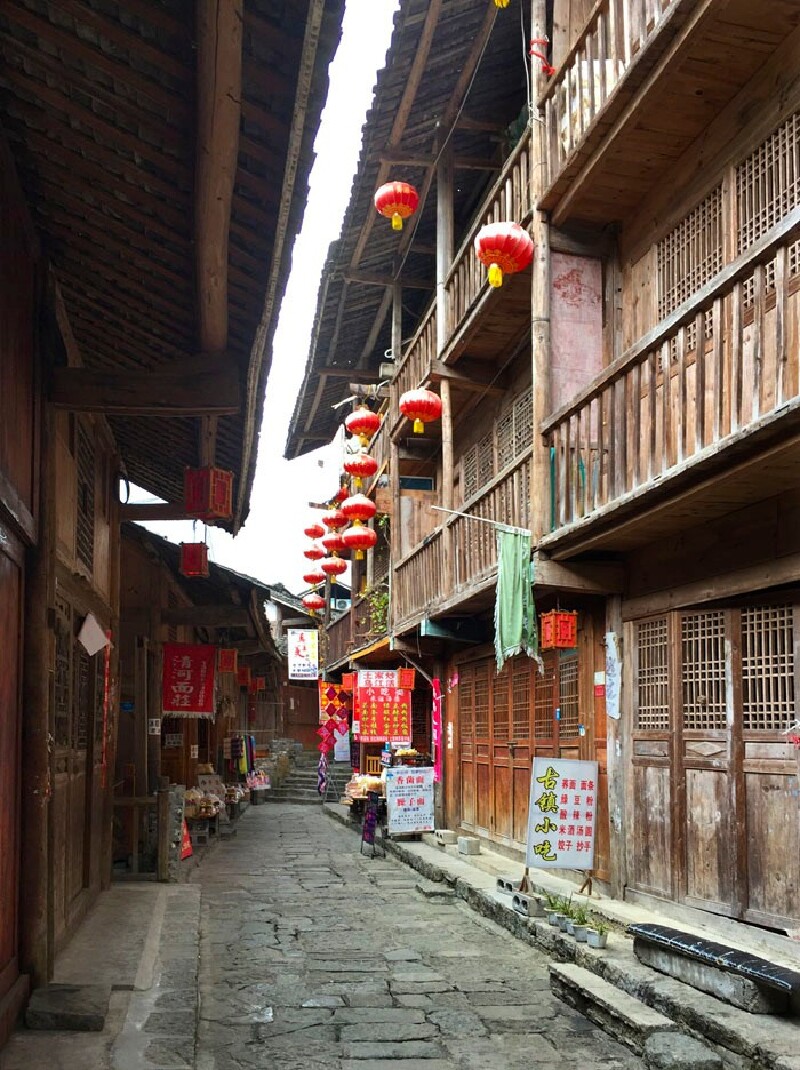 小巷子较窄,上上下下的台阶.