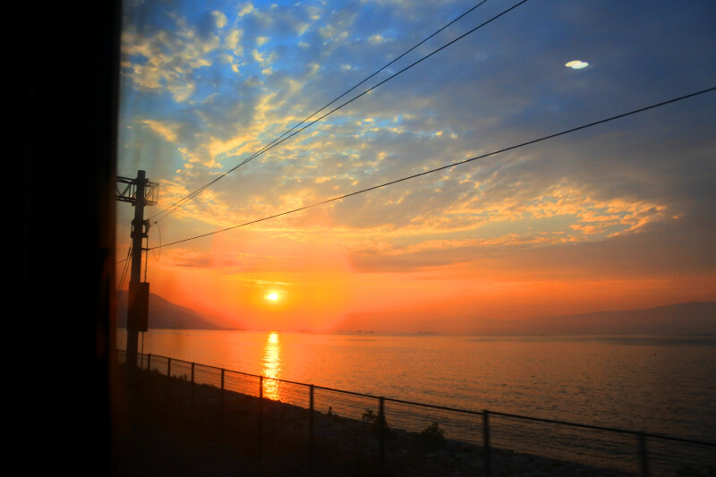 火车在海岸线边上前线,在火车上观海上日出