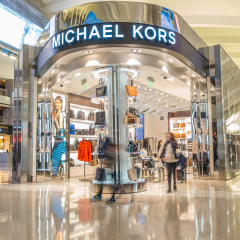 Los Angeles, California, USA, March 02, 2017: DFS Duty Free Shop Airport, Michael Kors 景点模块