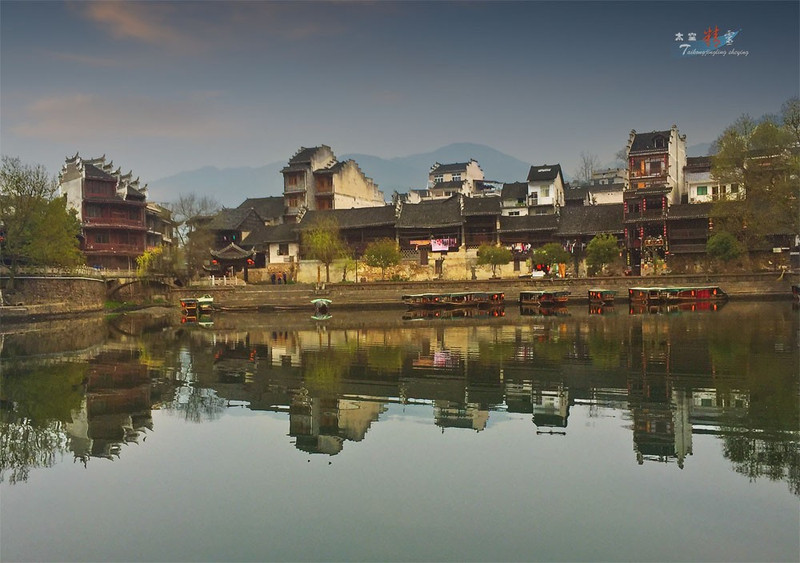 勾畫一幅令人心動的邊城風貌,將湘西花垣縣的茶垌鎮和重慶秀山縣的洪