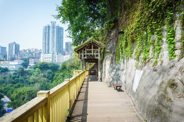 山城步道一景,建於陡峭的崖壁之上.