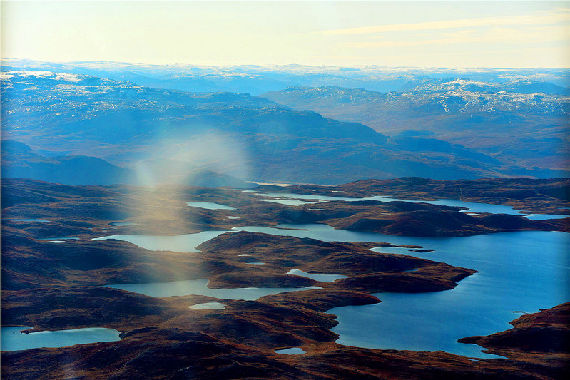 格陵兰岛上多湖泊丘陵地貌