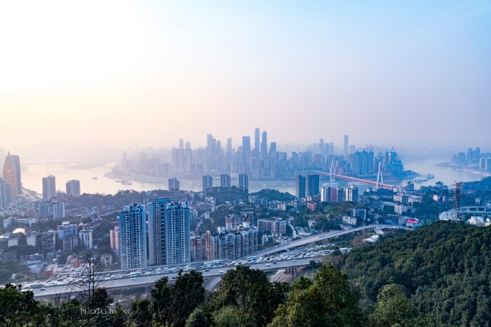 要知道那里只有一个观景平台,可什么都没有,就观景楼一楼卖点小吃