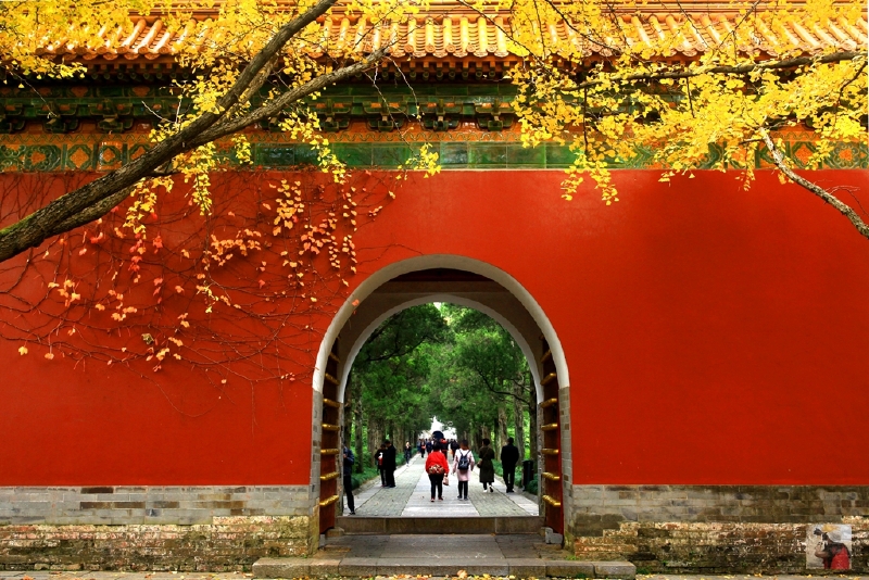 内红门,俗称阴阳门,此门将陵宫建筑分为两个区.11月16日拍摄