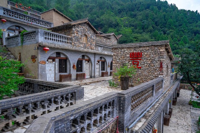 窑洞大院位于云丘山风景区康家坪村中,周边绿水