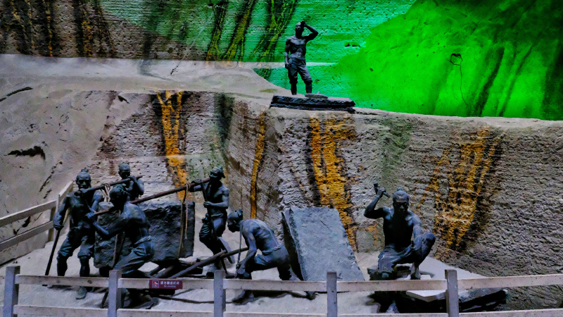 没想到在经过一组人形雕塑的"采石现场还原