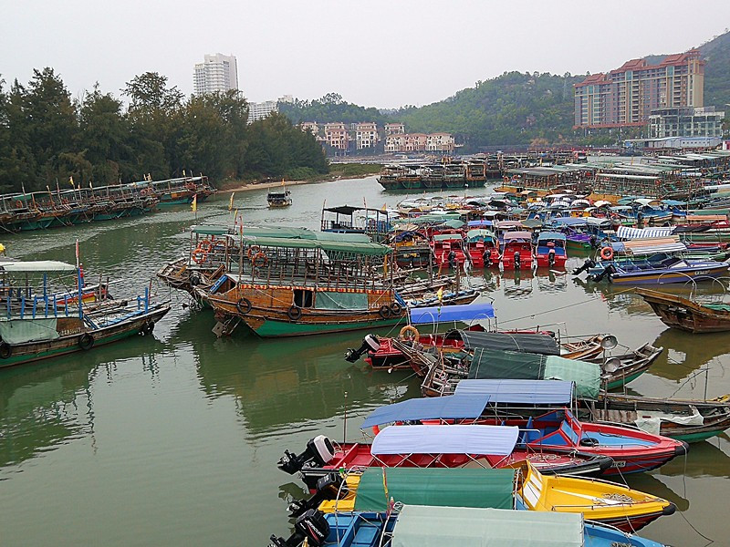 走过水道上的桥,就到巽寮镇市场了,我们从这里坐车回酒店.