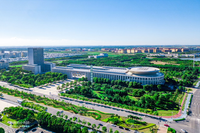 博物馆位于浦东新区南汇临港 新城主城区的滴水湖畔.