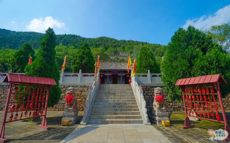 八宝宫,始建于清初,是由 华山 派二十三世和龙门派二十四世合资所建