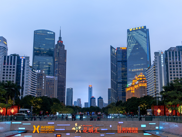 是一个位于珠江上的人工岛,夜景尤其迷人,可以观赏珠江两岸的风景