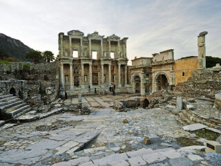 塞尔苏斯图书馆