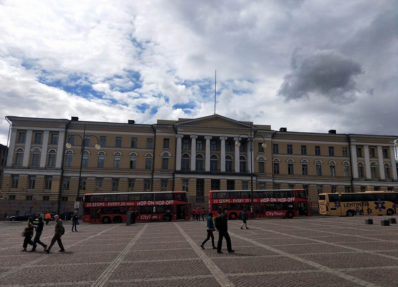 参议院广场东面是芬兰议会大厦