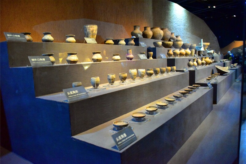 复原的出土陶器.各种石壁.