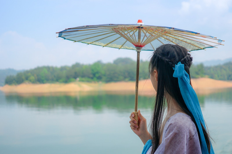 青山隱隱水迢迢,在水一方有佳人.