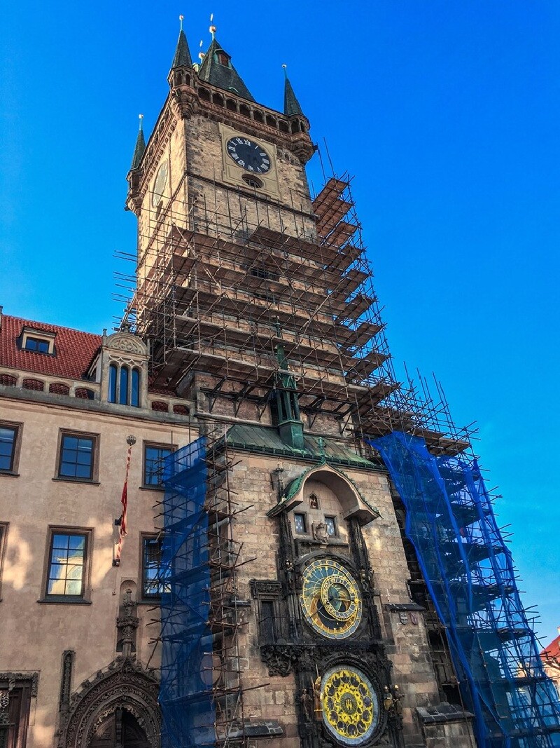 尽管钟楼的外墙因年代久远正在维修,但闻名于世的自鸣钟仍十分醒目