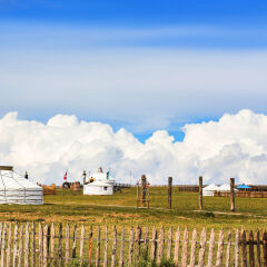 呼伦贝尔草原上的蒙古包