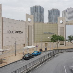 OKINAWA, JAPAN - April 19 , 2017: T Galleria By DFS in Okinawa , japan .T Galleria Okinawa is part of DFS Group Limited, the world's leading luxury retailer catering to the traveling public. 景点模块