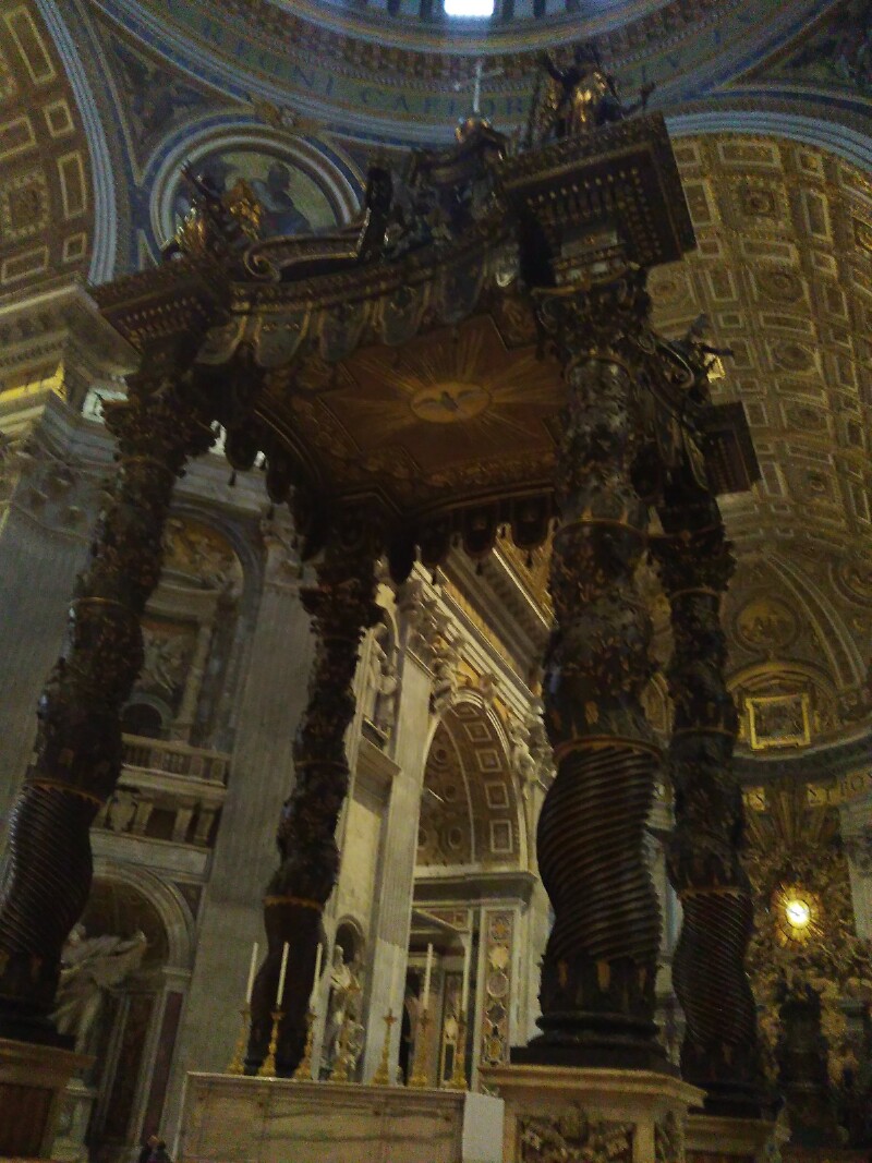 贝尔尼尼设计在祭坛上的著名华盖,祭坛下面就是圣彼得的陵寝.